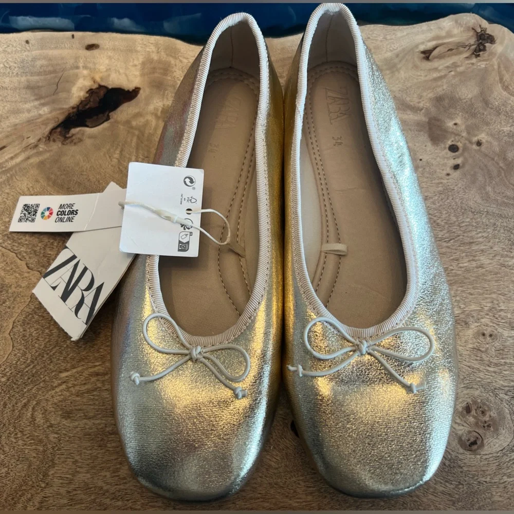 NWT- Little Girls Zara Metallic Gold Flats with Bow- Size 34 (US Size 2.5)